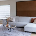 Liggedeelte grijze stoffen hoekbank