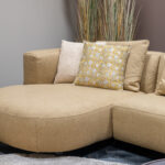 Rond liggedeelte geel gouden hoekbank