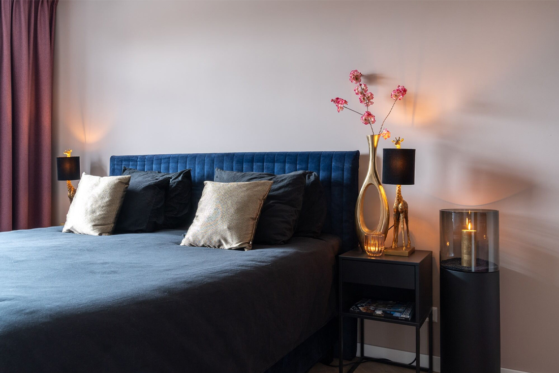 Slaapkamer met blauwe roze details en gouden accessoires