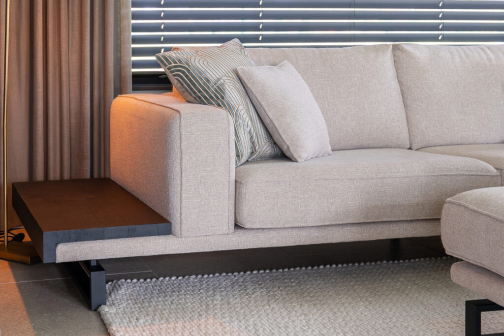 Zwart houten tafeltje naast bank