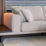 Zwart houten tafeltje naast bank