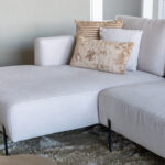 Zwart metalen hoge ranke pootjes beige hoekbank liggedeelte