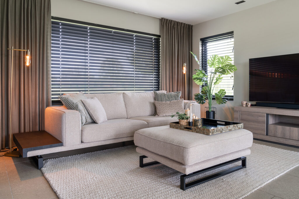 Zwart tafeltje en zwart metalen onderstel bank met hocker 3-zits