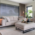 Zwart tafeltje en zwart metalen onderstel bank met hocker 3-zits