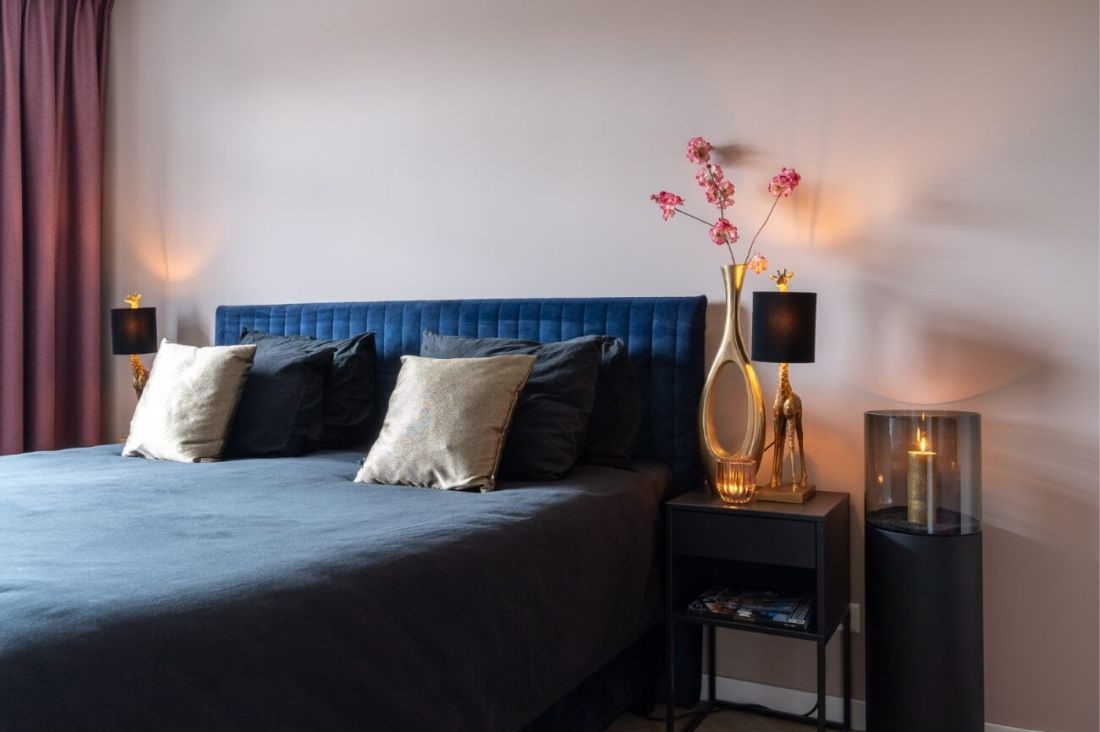 hotel chique slaapkamer met blauw velvet bed