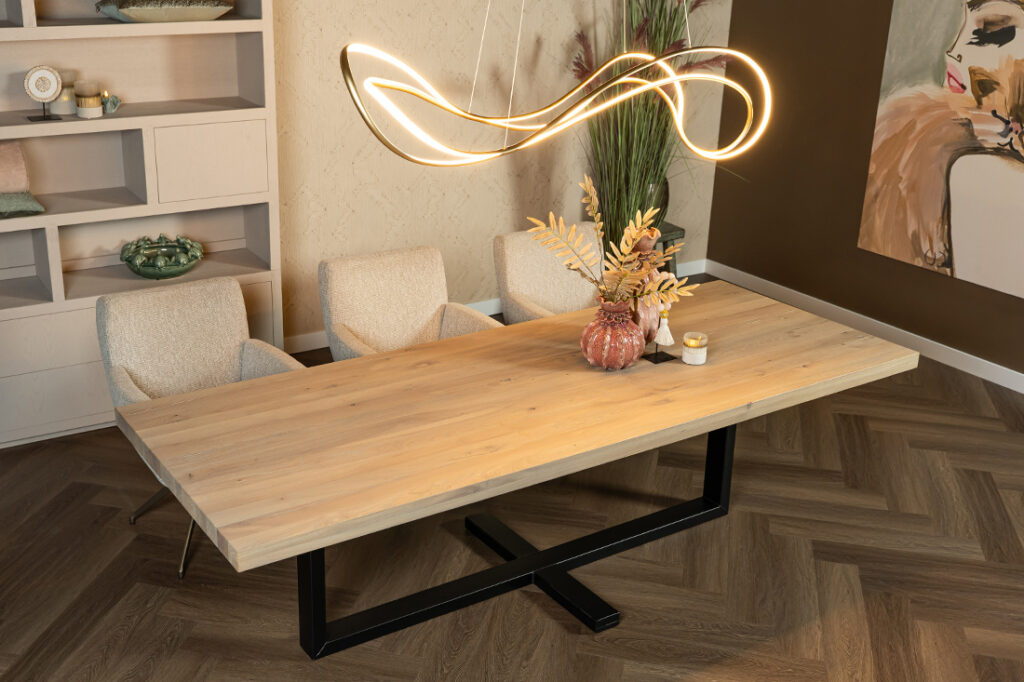 Kruispoot zwart metaal eettafel eiken hout licht