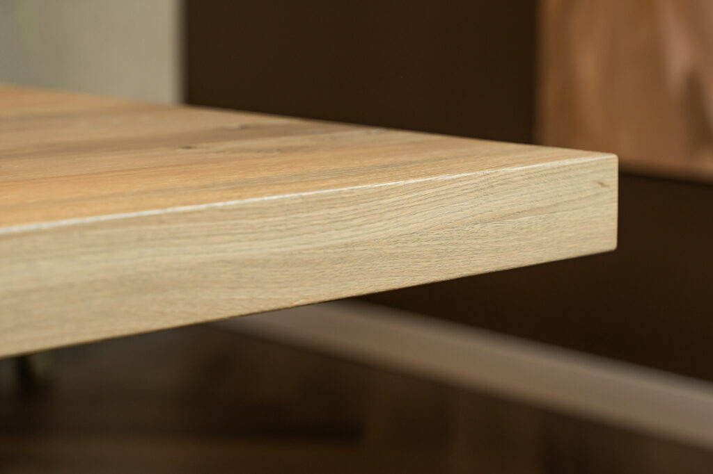 Randafwerking recht eettafel eiken lichtbruin