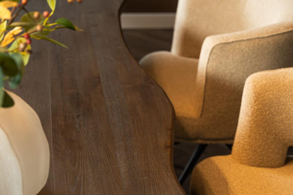 eettafel bruin eiken hout organisch