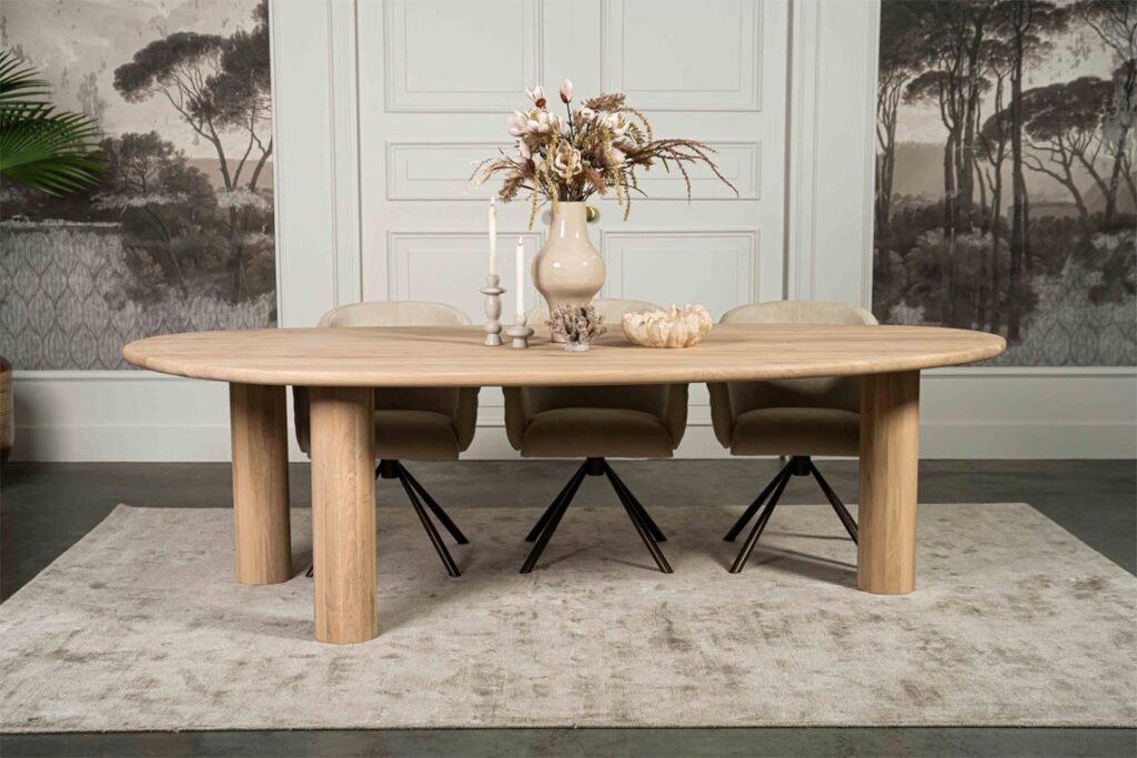 eettafel eikenhout naturel grijs kleur met ronde houten poten