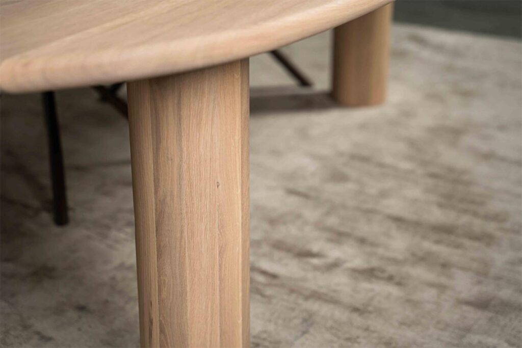 eikenhouten eettafel met ronde houten poten