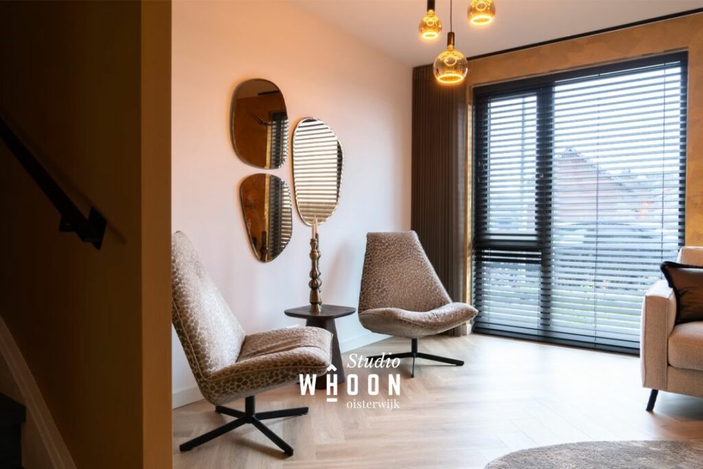 3-warm-interieur-beige-fauteuils-spiegels