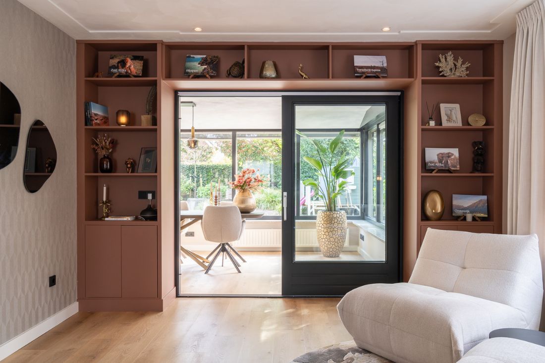 Terracotta verf vakkenkast