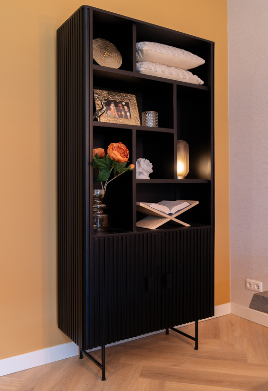 Vakkenkast hout zwart met gezellige accessoires