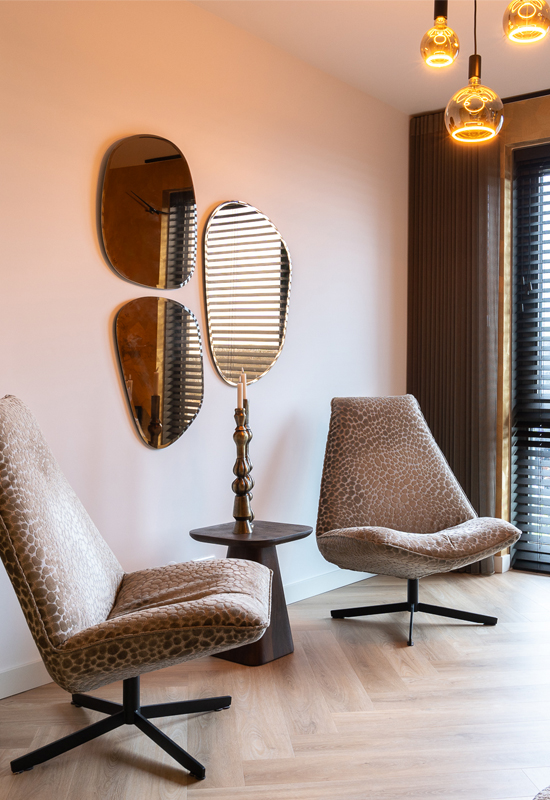 Zithoek met fauteuil patronen bruin beige en orgnische spiegels
