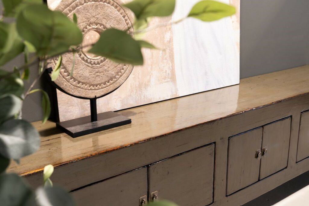 donkerbruin dressoir met ornament en schilderij