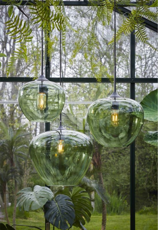 groene bolvormige hanglampen in serre