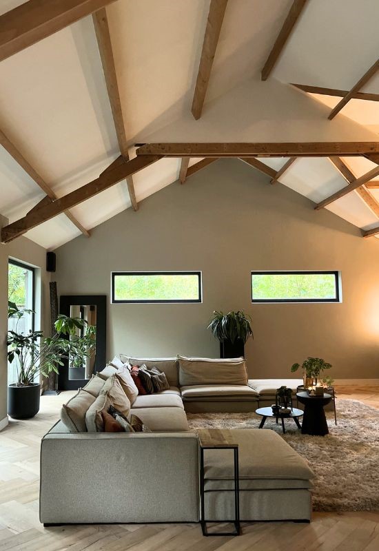 houten balken in landelijk interieur grijze hoekbank