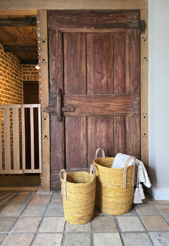 tegelvloer met rotan mandjes