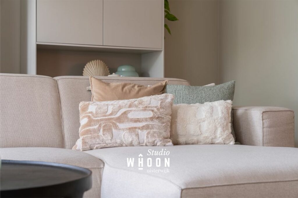 1-rustig-interieur-beige-bank-blauwe-accenten