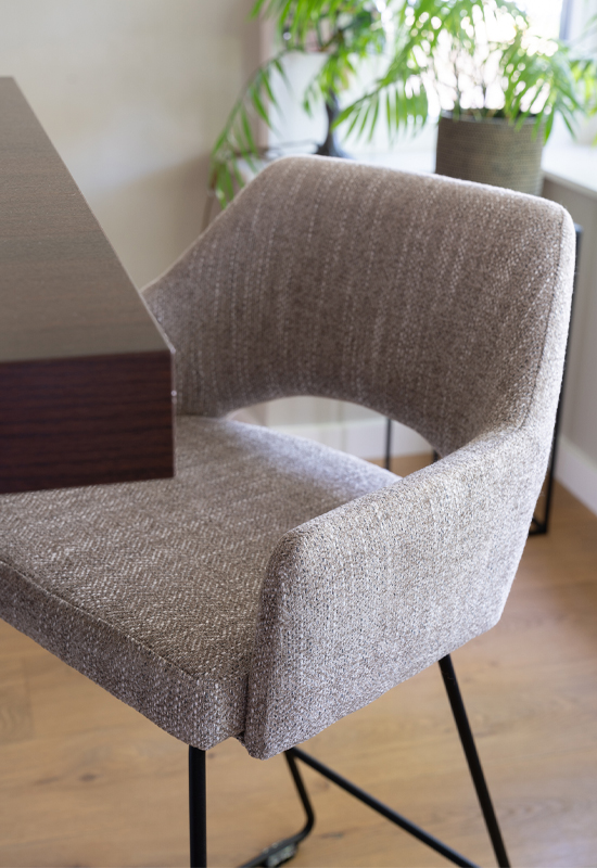 Barkruk grijs beige met metaal onderstel