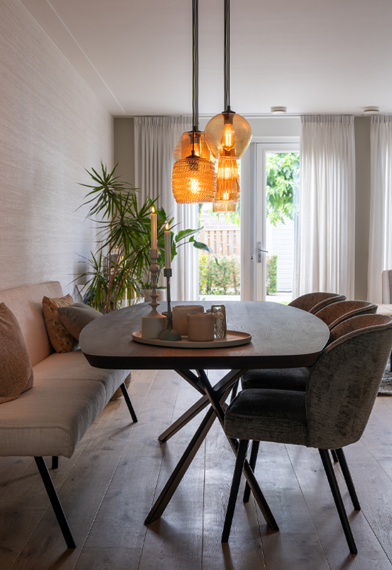 Eettafel met bankje en stoelen