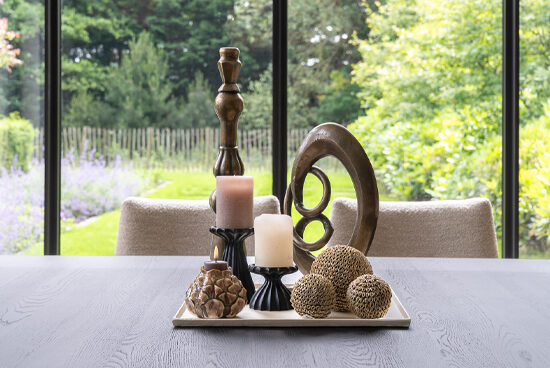 Eettafel vierkant met dienblad en decoratieve items