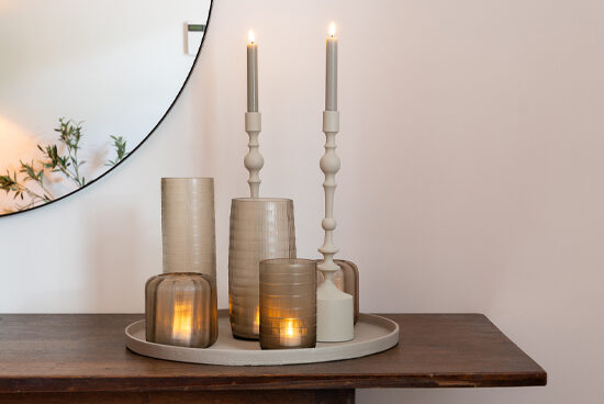 Spiegel met sidetable rond dienblad met lichte accessoires