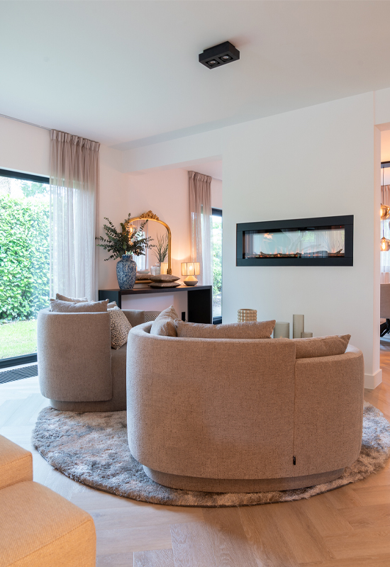Twee ronde fauteuils zithoek met rond vloerkleed