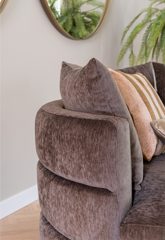 Horizontale stiknaden bruine fauteuil