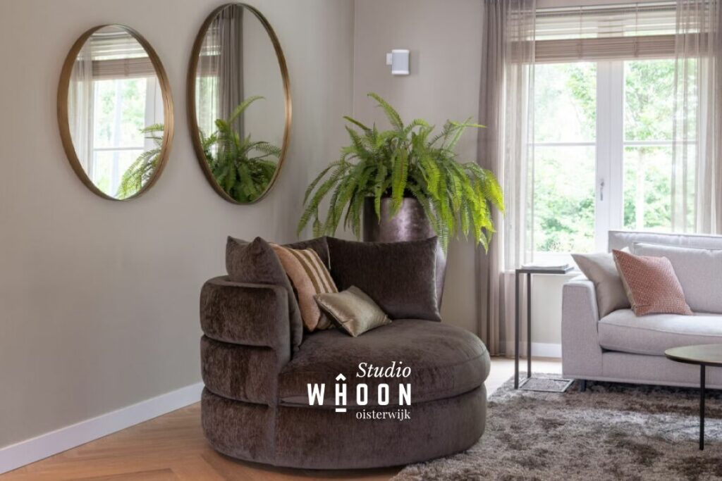 woonkamer-bruine-fauteuil-beige-bank-spiegels