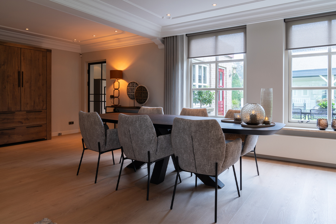 Eettafel met beige stoelen met metaal frame