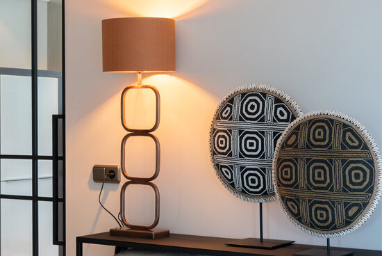 Sidetable met sfeervolle tafellamp en decoratieve ornamenten