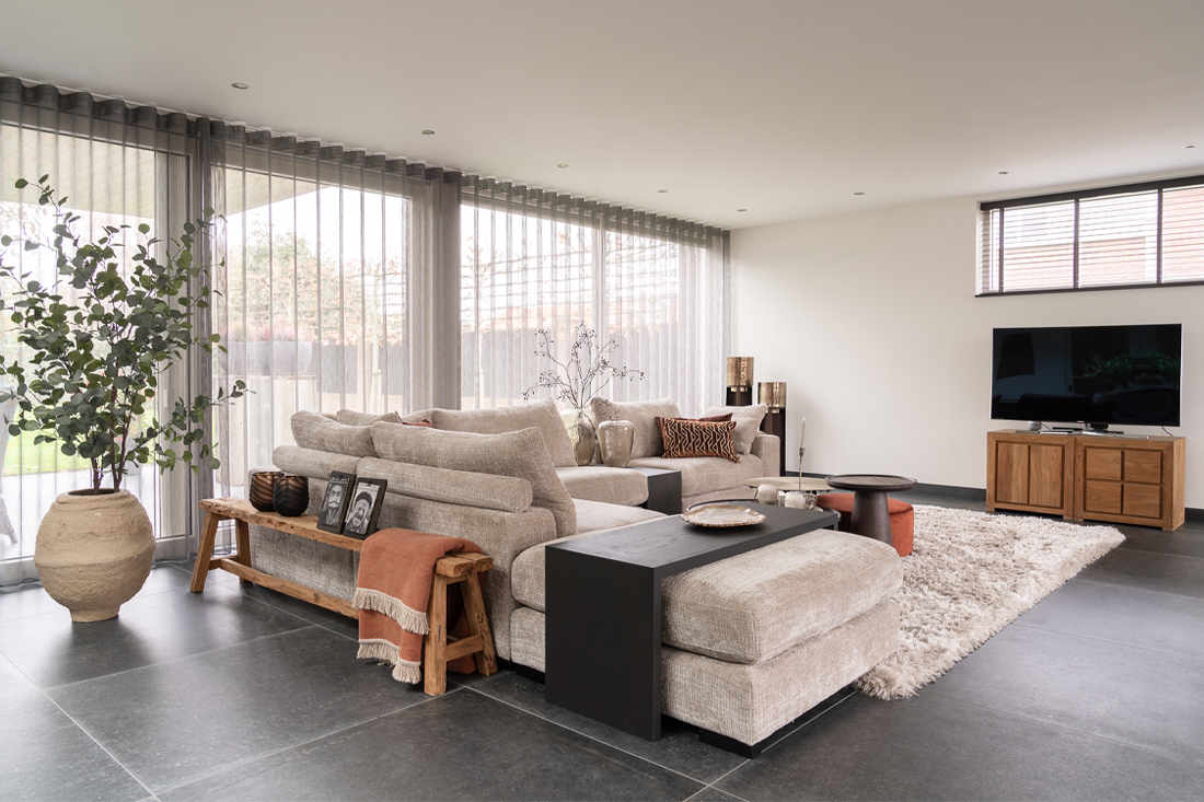 Moderne woonkamer hoekbank met landelijke details