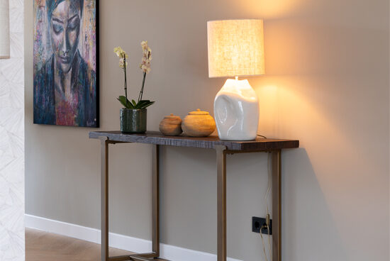 Sidetable met accessoires en sfeervol lamp