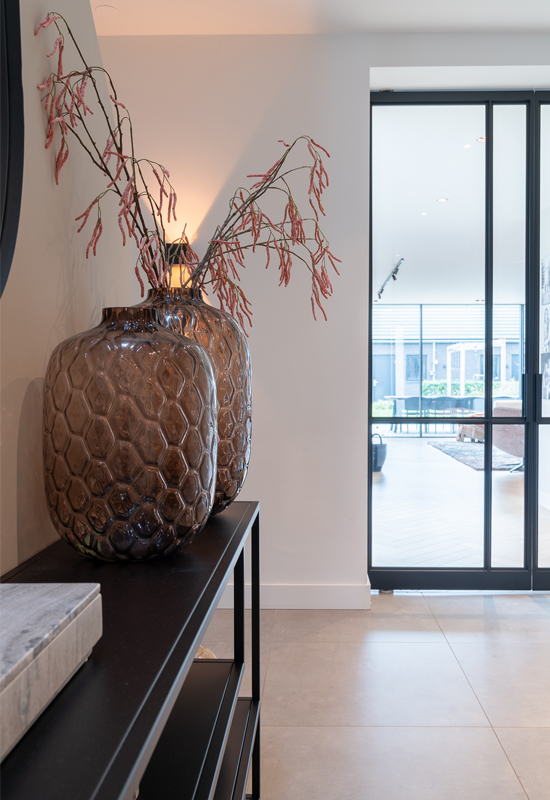 Accessoires op dressoir in hal