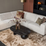 Beige hoekbank met vaste kussens