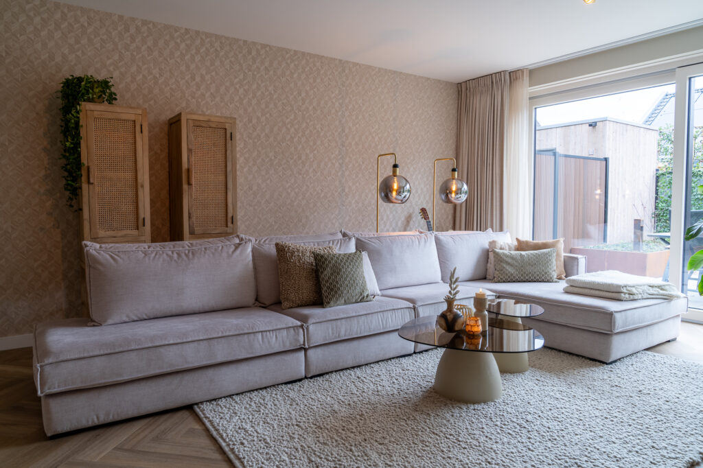 Modern interieur beige met bohemian detais