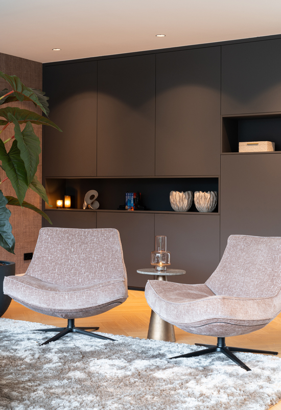 Extra zithoekje met twee bruine fauteuils stof