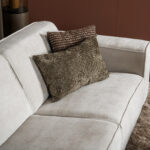 Stoffen beige hoekbank armleunimg