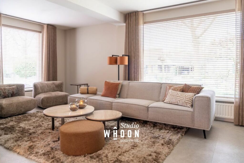 beige-bank-woonkamer-bijzettafel-salontafel-fauteuils