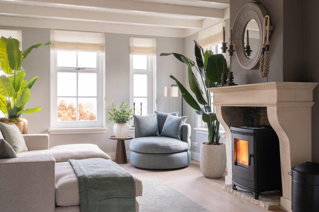 Hoekbank grijs landelijke details en roest koperen sierkussens