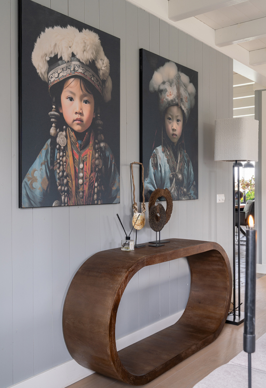 Ronde sidetable hout met landelijke accessoires
