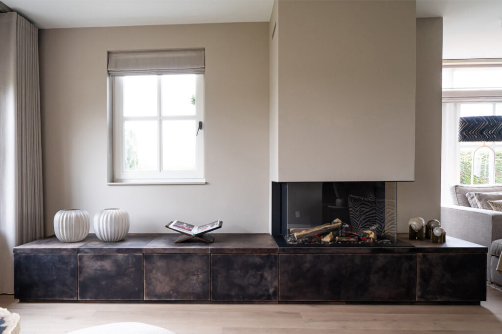 Dressoir industrieel met accessoires en knusse openhaard