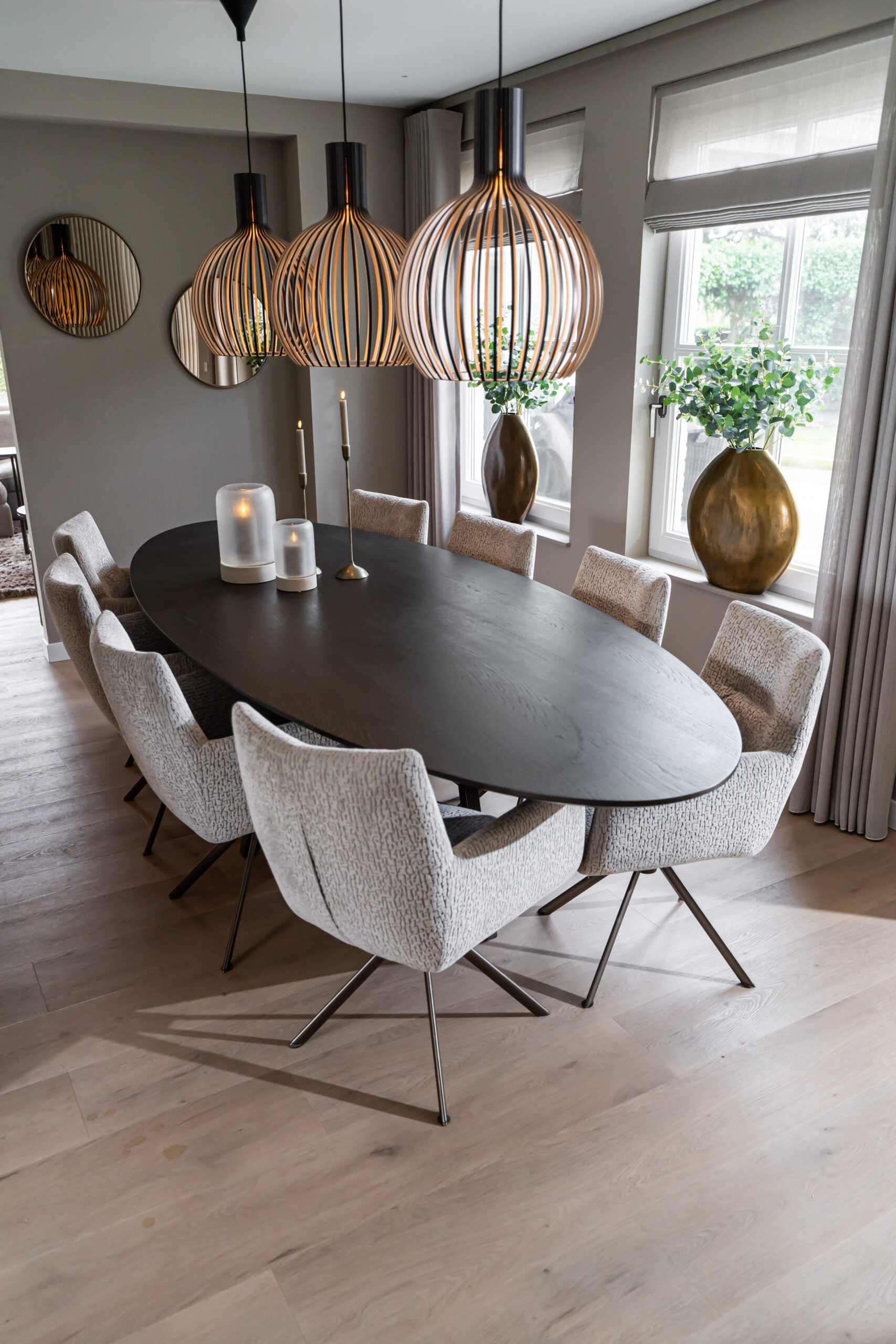 Ovale eettafel hout beige stoelen