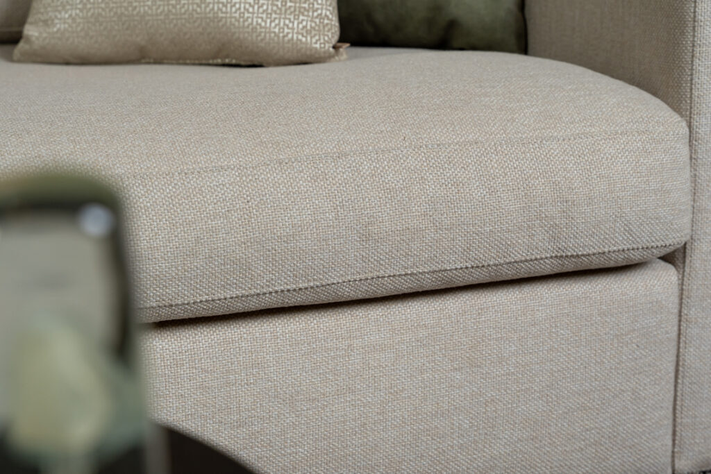 Hoekbank beige stof armleuning