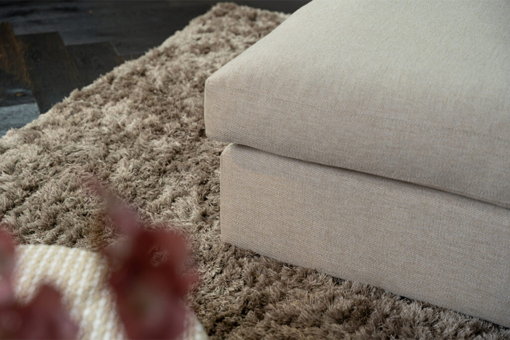 Stoffen bank beige kussen