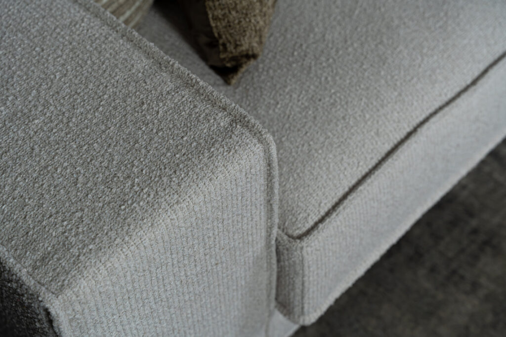 Brede armleuning stoffen hoekbank beige