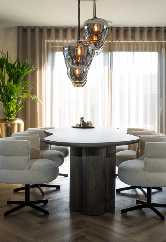 Bruin houten tafel organisch