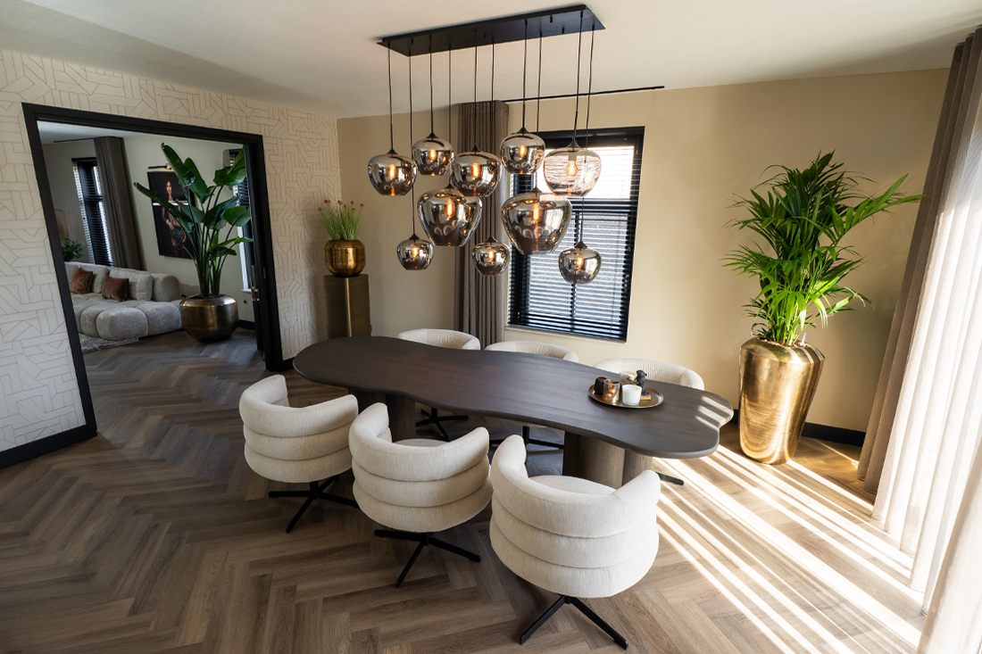 Eetkamer organisch hout bruinen tafel met beige lampen en sfeervolle verlichting