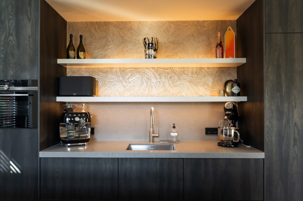 Keuken met behang en gezellige plankjes